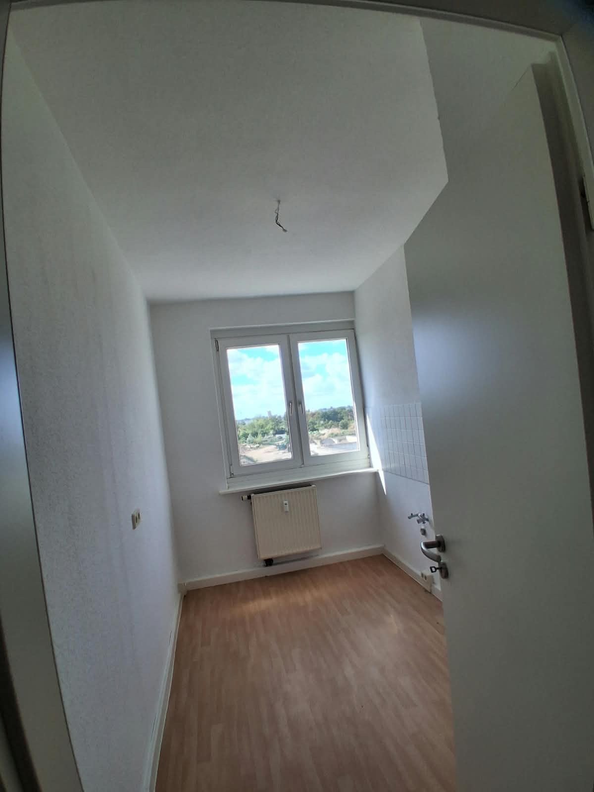 Schöne preiswerte 3-R-Wohnung ca.58,20m2 BLK u.Dusche  
zu vermieten.